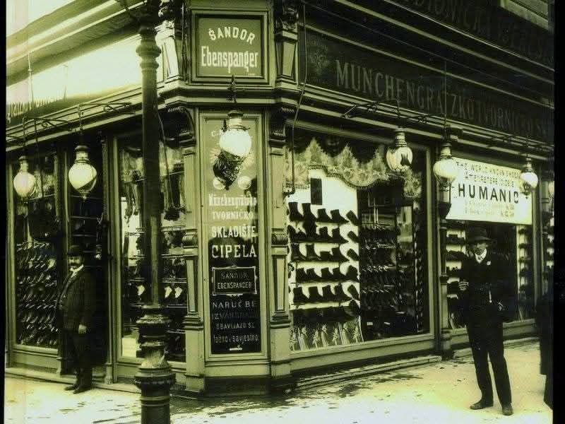 Trg bana Jelačića 1906. godine. Trgovina cipela Šandora Ebenspangera na uglu s Ilicom